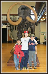 Kids with Mastodon Skeleton - Rutgers Geology Museum | Find out more at www.thingstodonewjersey.com | #nj #newjersey #newbrunswick #rutgers #geology #museum #dinosaurs #mineral #rocks #daytrips #kids